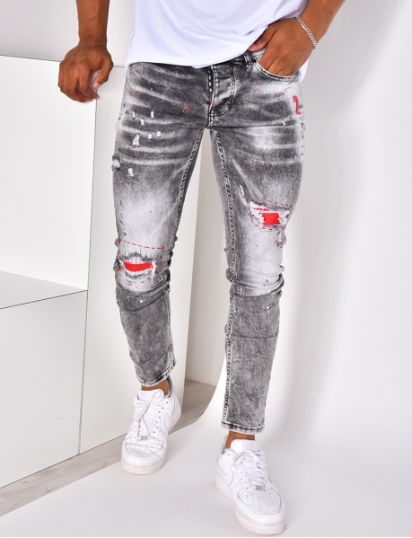 Jeans in Destroyed-Optik mit Flecken und Nummer 2