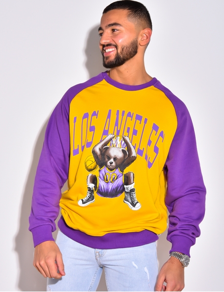 Sweatshirt mit dem Schriftzug "Los Angeles" und Printmotiv mit Bär und Basketballkorb