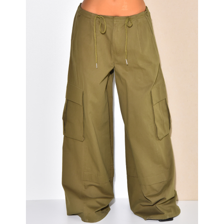 Parachute trousers with cargo pockets