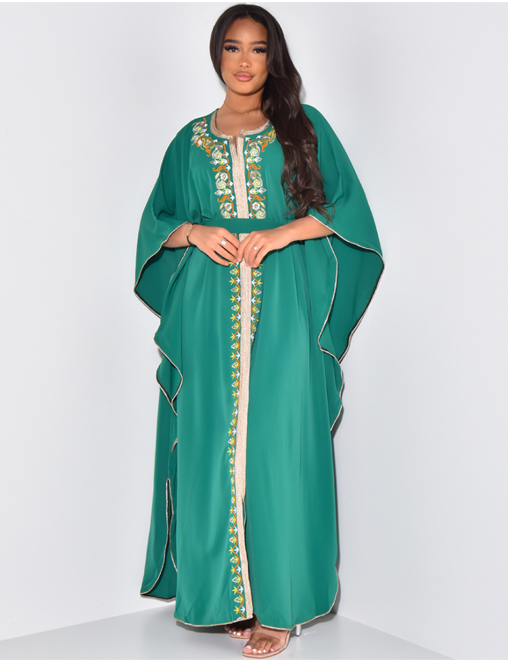 Abaya longue en voile fluide avec broderie et ceinture avec pompom