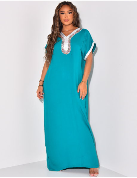 Kurzärmeliges Abaya-Kleid mit mehrfarbigen Strasssteinen am Halsausschnitt