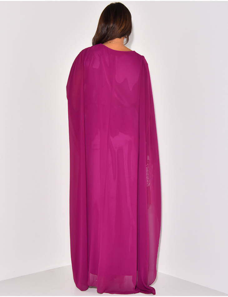 Robe longue en satin à cape en voile drapée