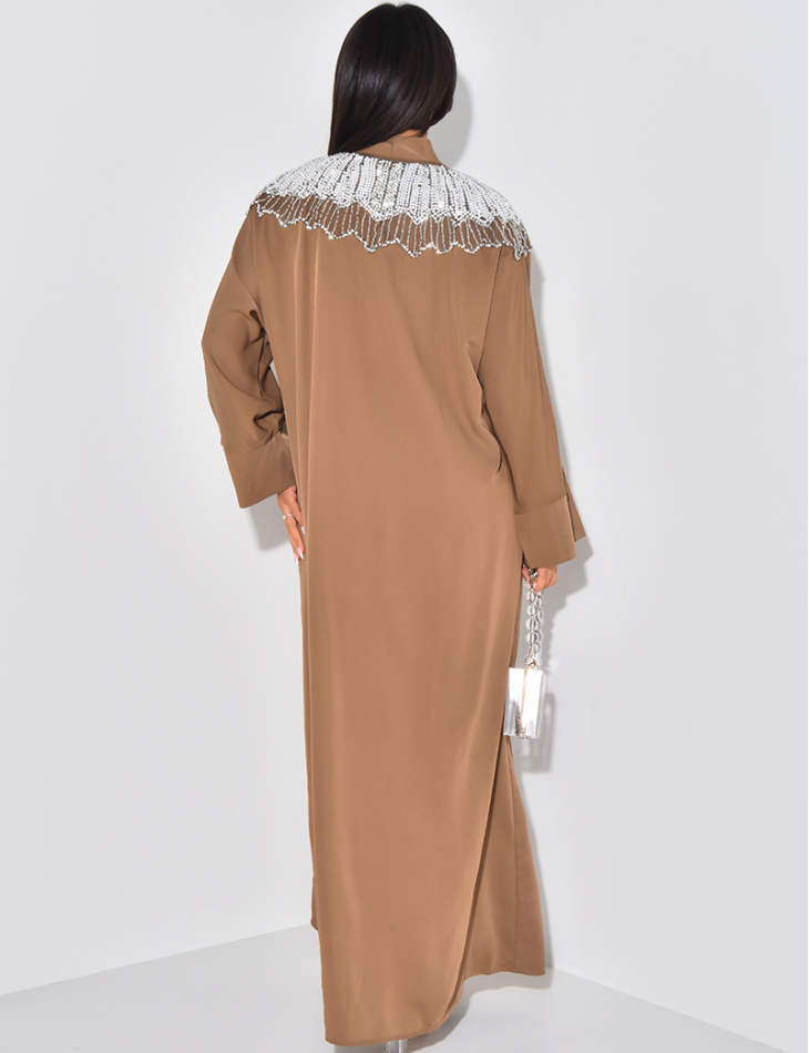 Abaya mit Perlen und Strasssteinen an den Schultern.