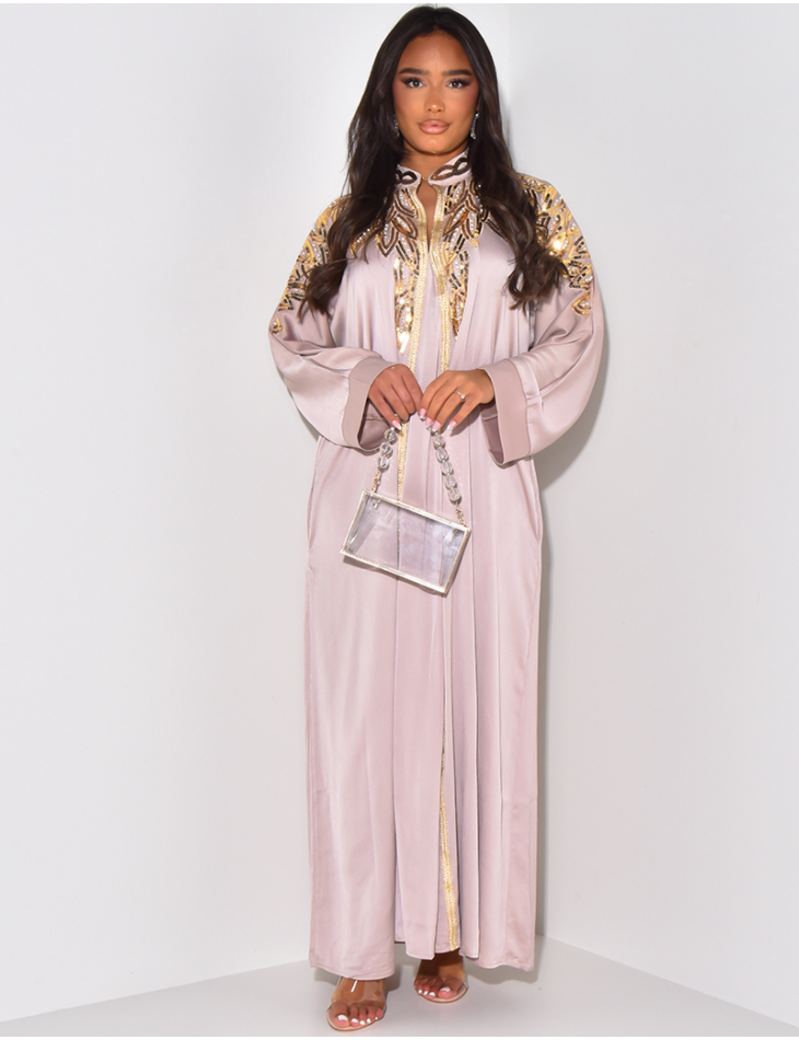 Abaya aus Satin mit Vergoldung & Perlen.