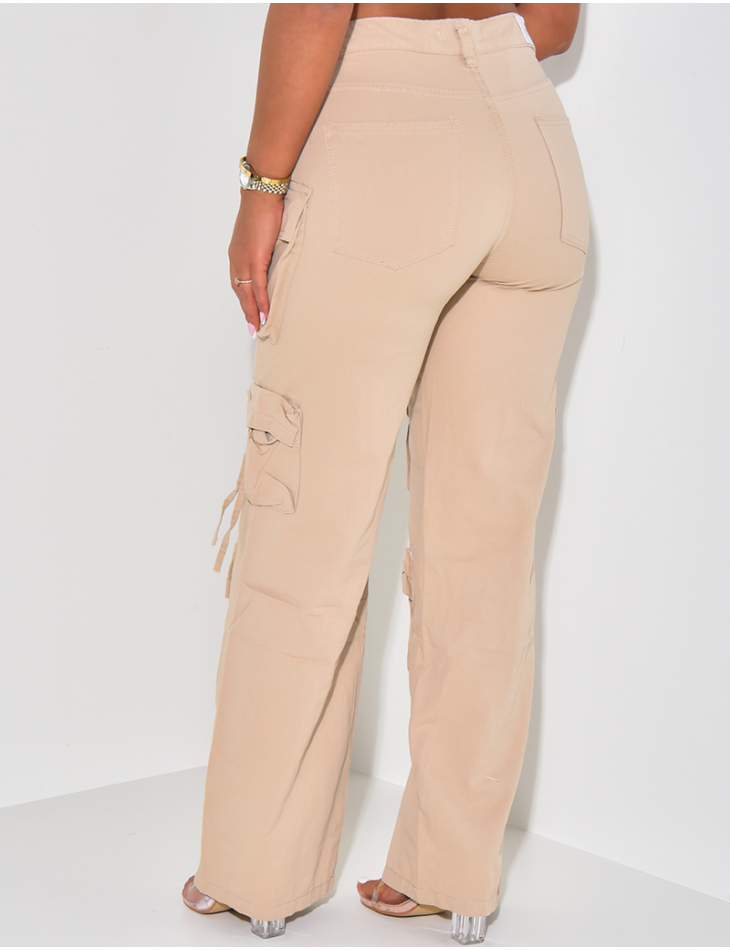 Straight-leg pants with cargo pockets