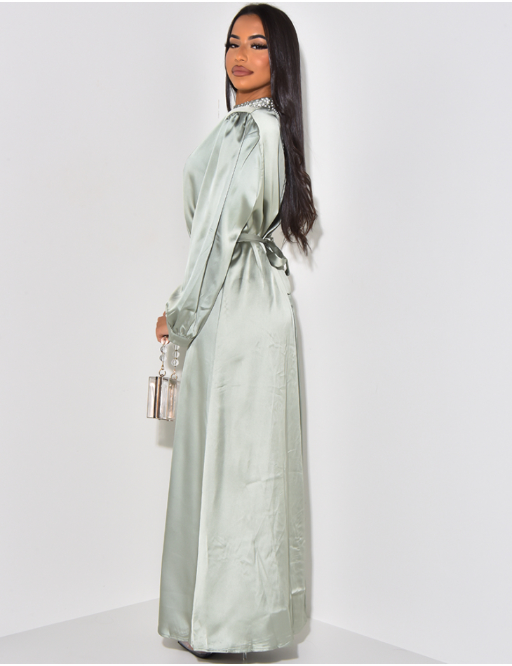 Abaya-Kleid mit Perlen und Strasssteinen am Kragen