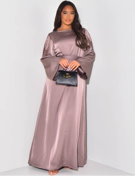 Robe abaya en satin à nouer avec petites perles sur les épaules