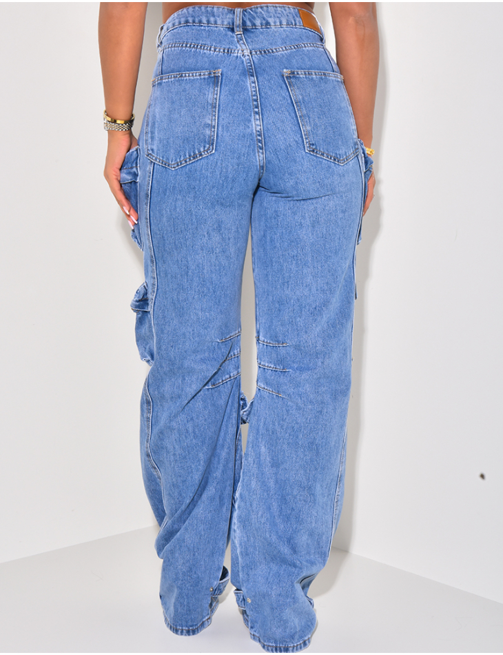 wide-leg jeans with cargo-effect pockets