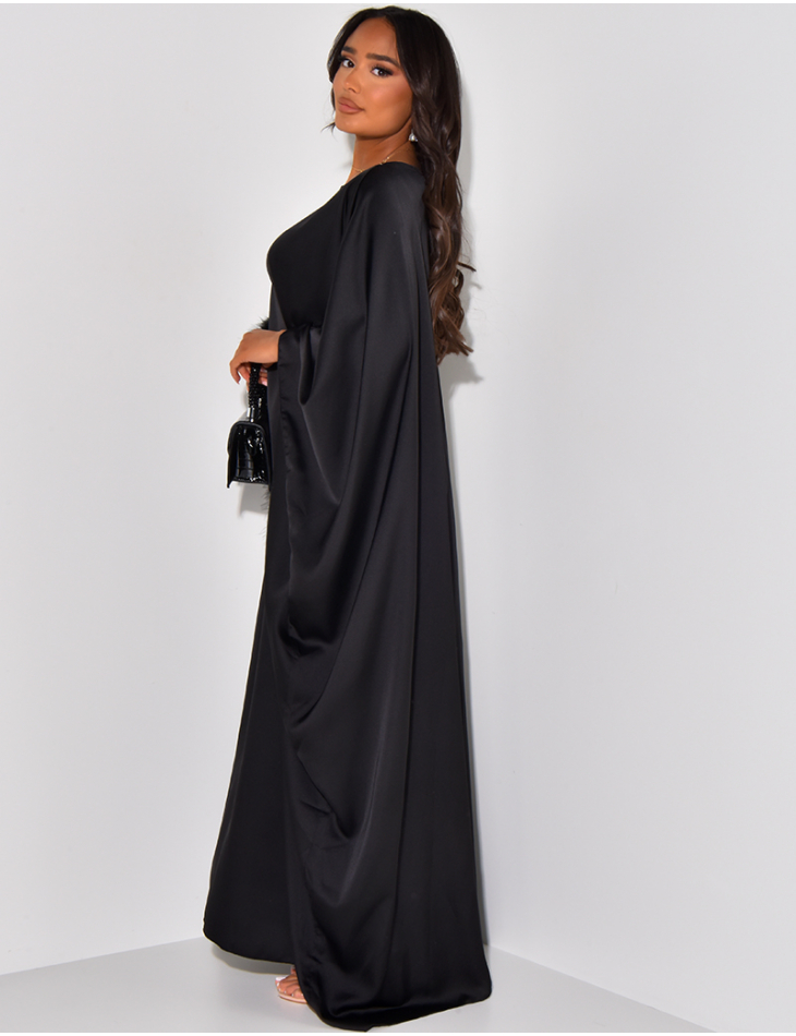Loose-fitting satin dress, adjustable at the waist, with fur trim at the edges