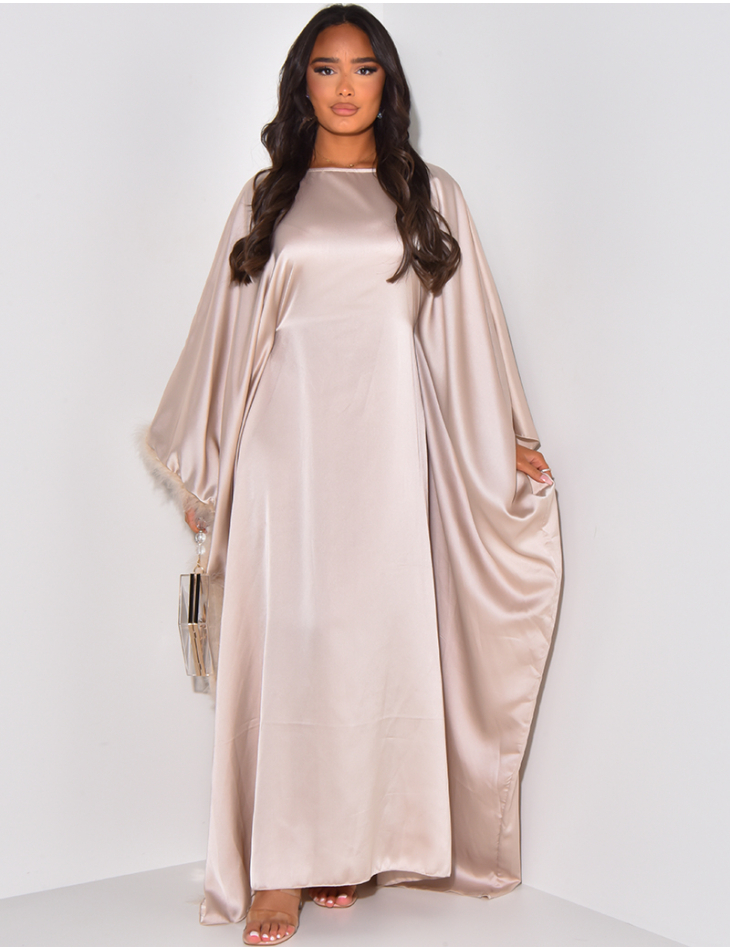 Loose-fitting satin dress, adjustable at the waist, with fur trim at the edges