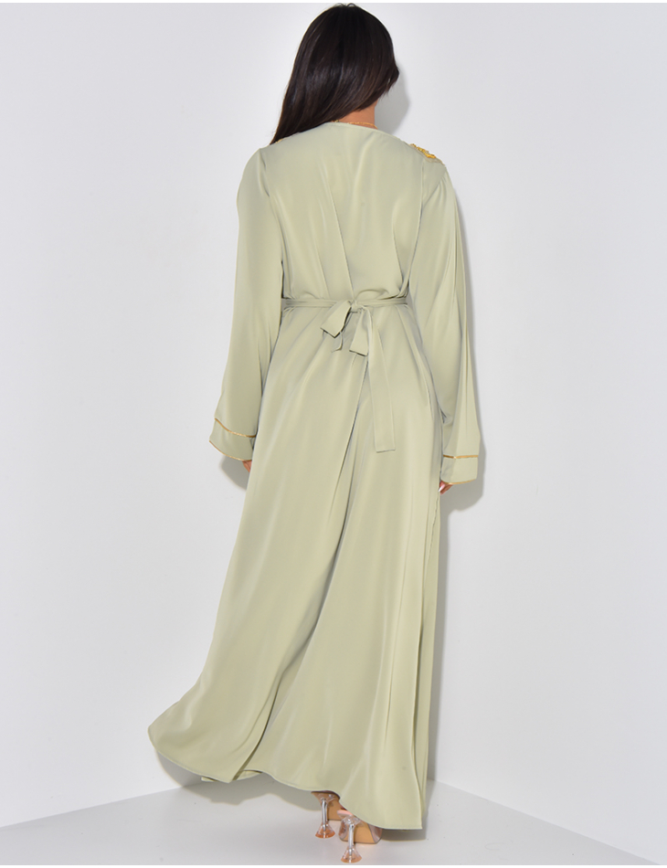 Abaya mit goldenen Perlen an den Schultern & Gürtel an der Taille.