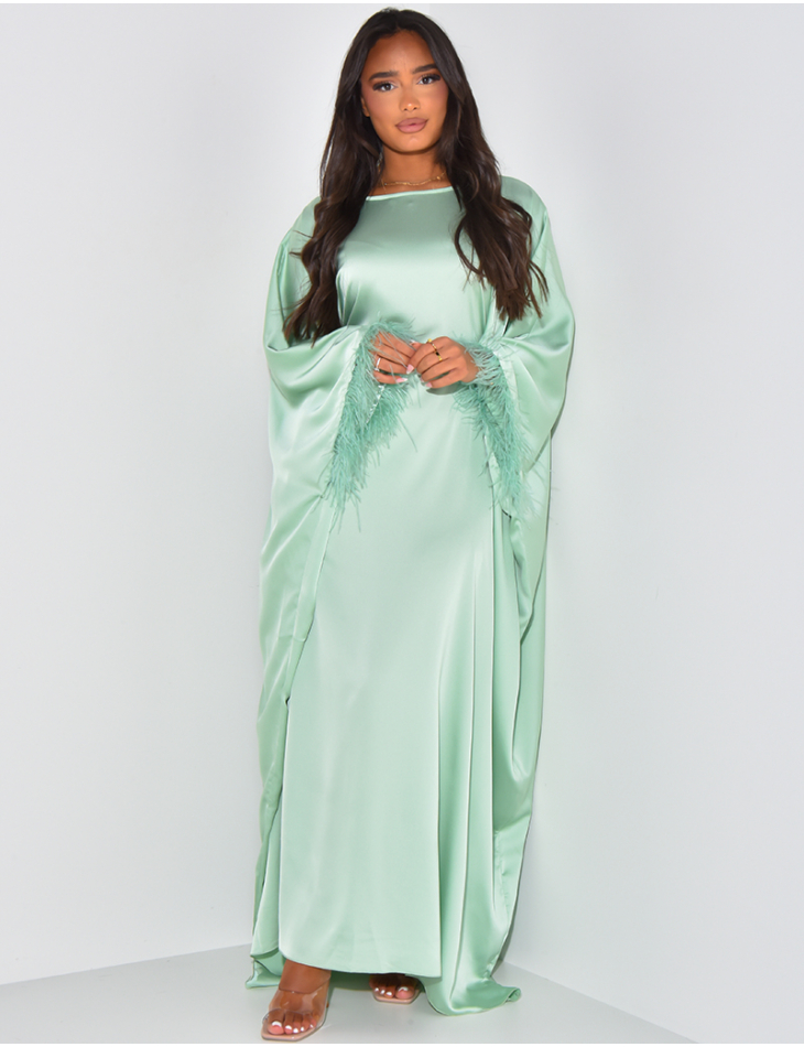 Abaya ample en satin ajustée à plumes sur les manches