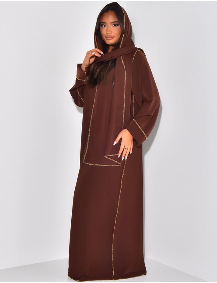 Robe abaya avec voile intégré et coutures dorées contrastantes