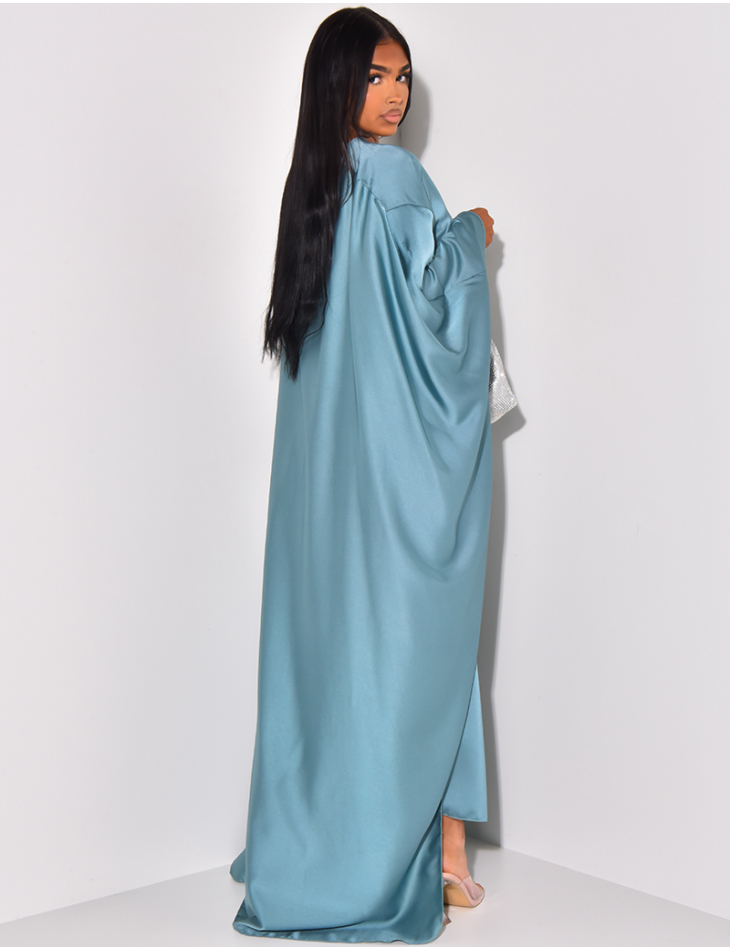 Langes, taillenbetontes Kleid aus Satin mit Umhang