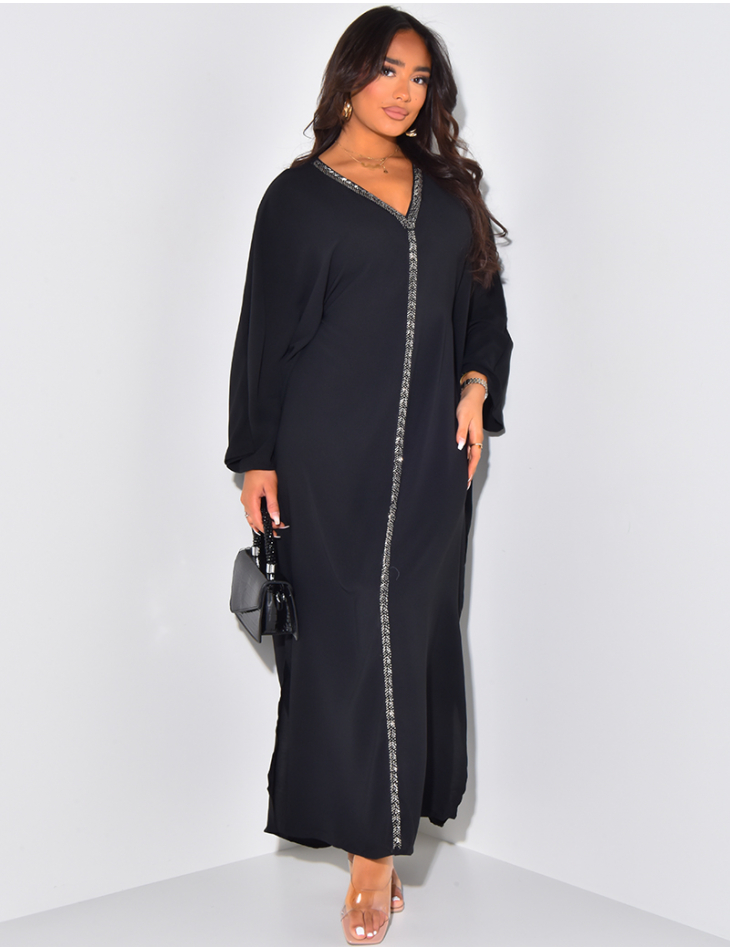 Loose-fitting abaya to tie at the waist with embroidered beads