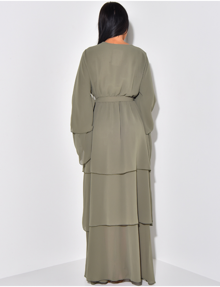 Langes Kleid aus Voile mit Rüschen und Taillengürtel.