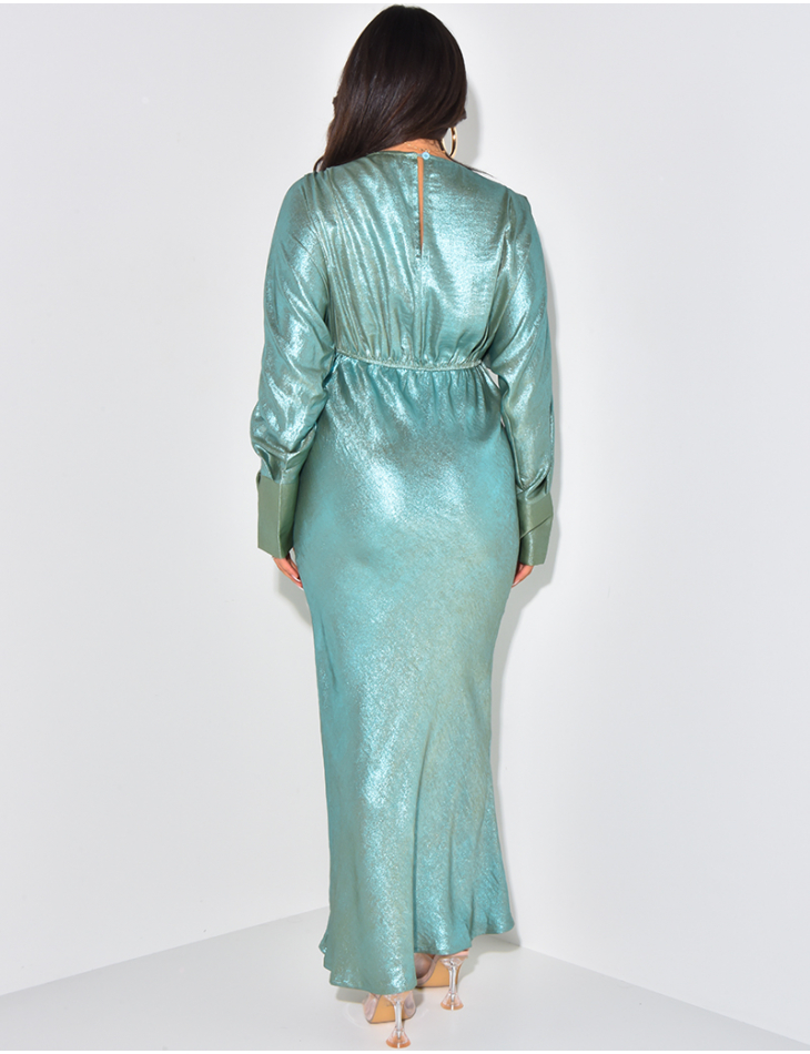 Langes Kleid mit Drapierungseffekt aus irisierendem Stoff.
